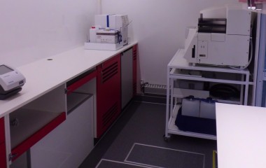 Teknikskab og køleskab indbygget under arbejdsbord. Laboratorieudstyr fastgjort til bordpladen. LED arbejdslys og tagmonteret aircondition.