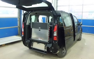 Low Floor system monteret i Citroën Berlingo for at kørestolsbruger kan køre ind bagi bilen.