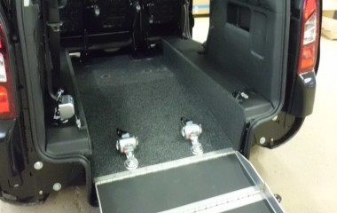 Low Floor system monteret i Citroën Berlingo. Pæn finish med fuldlimet gulvtæppe.