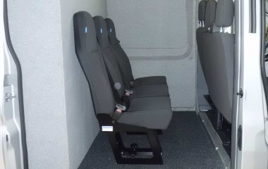 Høj Ford Transit - standardkabine med 3 enkeltstole uden rude i venstre side.