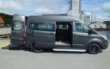Ford Transit Custom L2H2 opbygget til kørestolstransport med indvendig lift.
