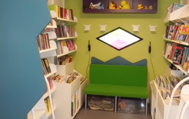 Bibliotekstbussen fleksibelt indrettet som mobilt bibliotek udført af vores samarbejdspartner Modul Retail Solutions. Hyggeligt indrettet børnehjørne i bagenden.
