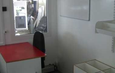 Biblioteksrummet er indrettet som mobilt bibliotek med arbejdsplads til personale.