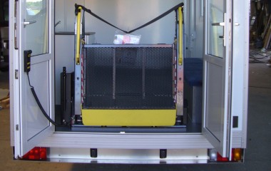 Dobbelte døre med indvendigt monteret lift for adgang med kørestol.