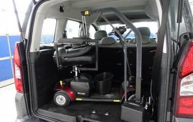 Kørestolskran med løftekapacitet på 90 kg til løft af lille elkøretøj.