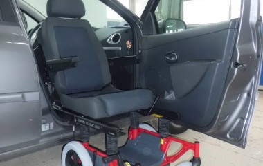 Carony Classic manuel kørestol med BEV seat overflyttes til bil via monterede glideskinner.