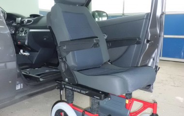 Carony Classic manuel kørestol med BEV seat overflyttes til bil via monterede glideskinner.